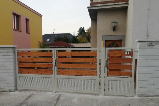 Dvoukřídlá brána a branka kombinace dřevo tahokov RAL7032