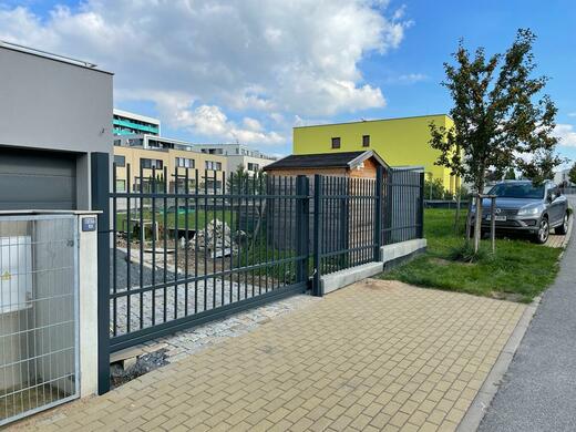 Oplocení, samonosná brána výplň jekl RAL7016 - Praha