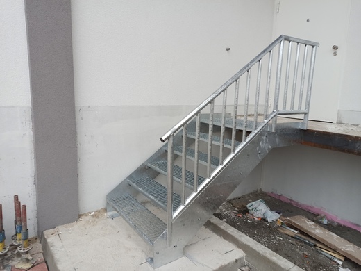 Schodiště na rampu skladu prodejny - žárový zinek