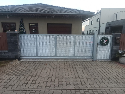 Samonosná brána pohon Somfy a branka s výplní z tahokovu Praha