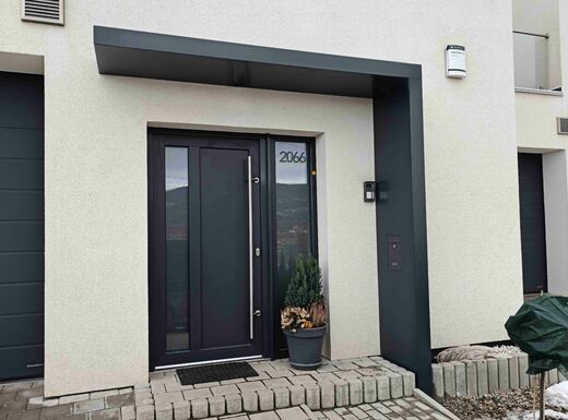 Moderní design - vchodová stříška s boční stěnou - hliník