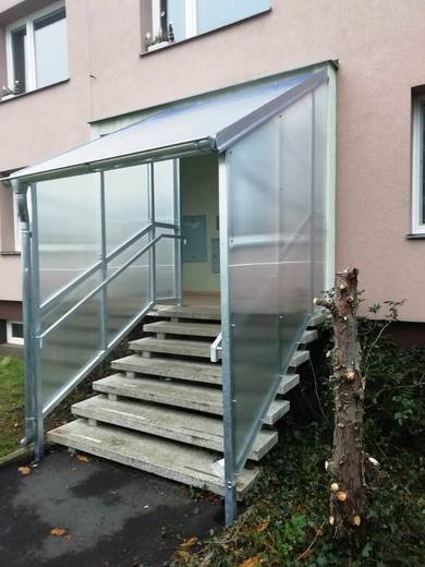 Zastřešení vchodů panelových domů Bratří Čapků - Žatec