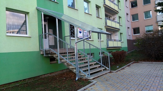 Zastřešení vchodu u panelového domu Maršovská -Teplice